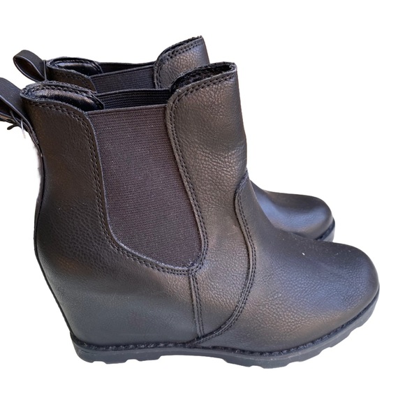 NWT Black Universal Thread wedge boot, Sz 6 - Picture 1 of 4
